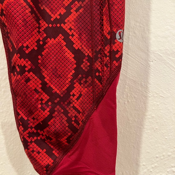 Lululemon snakeskin red leggings size 6 - Picture 5 of 6